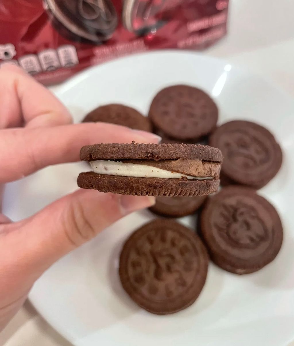 selena-gomez-oreo-review_close-up