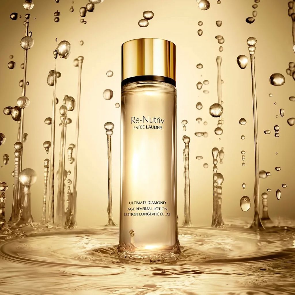 雅詩蘭黛《白金級黑鑽松露奇蹟凝露》一滴即見光采，一瓶全能逆齡