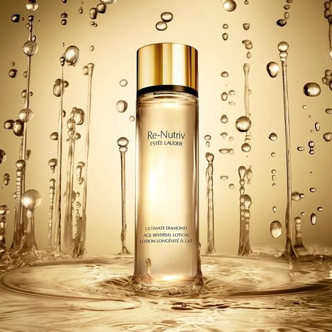 雅詩蘭黛《白金級黑鑽松露奇蹟凝露》一滴即見光采，一瓶全能逆齡