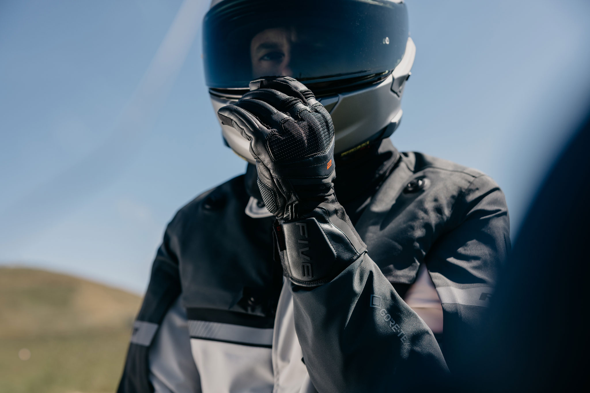FIVE-MOTO-TOURING-gt2-evo-wp-black-action04