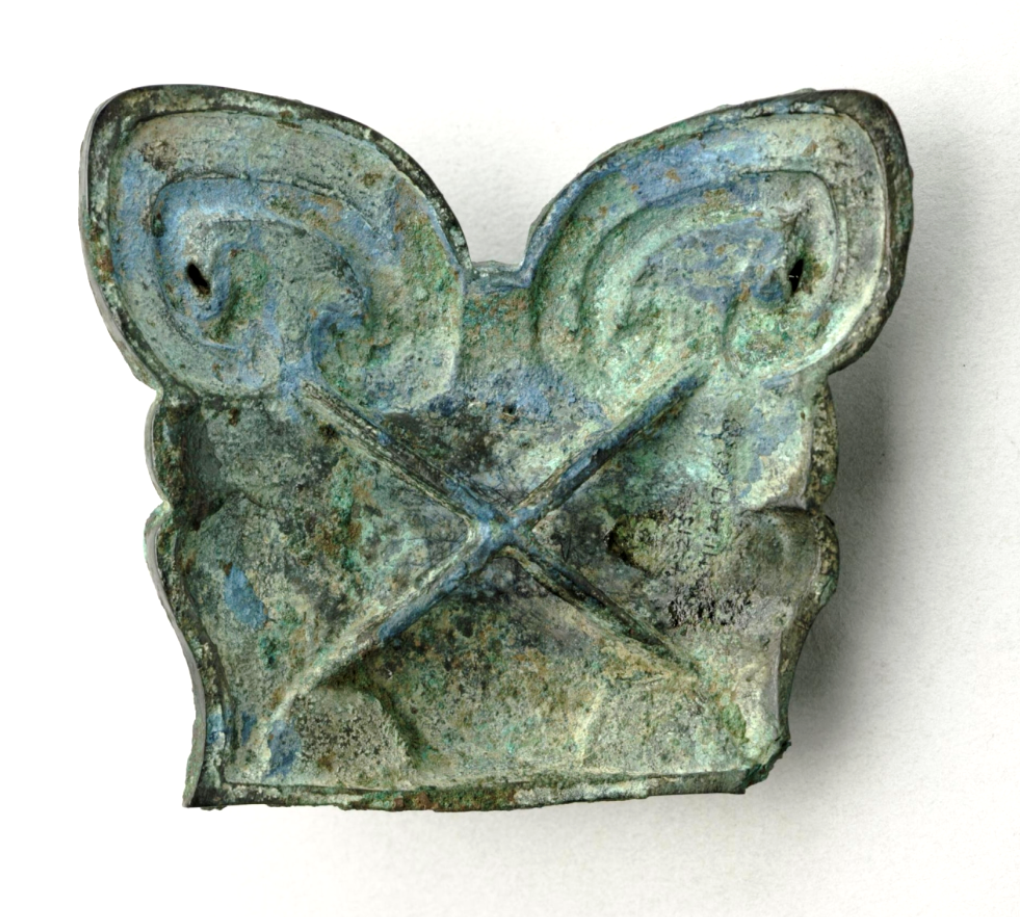 殷墟馬冠飾背面