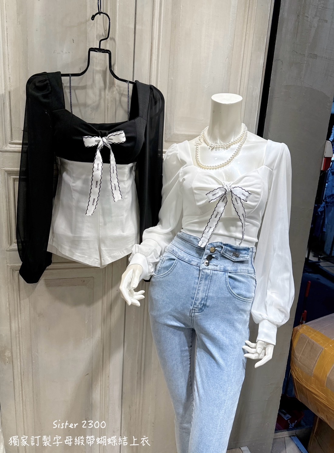 2300獨家英文緞帶蝴蝶結上衣 (2)
