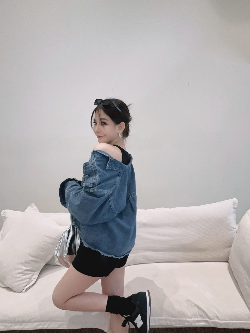 2185下擺抽鬚不收邊造型牛仔外套 (4)