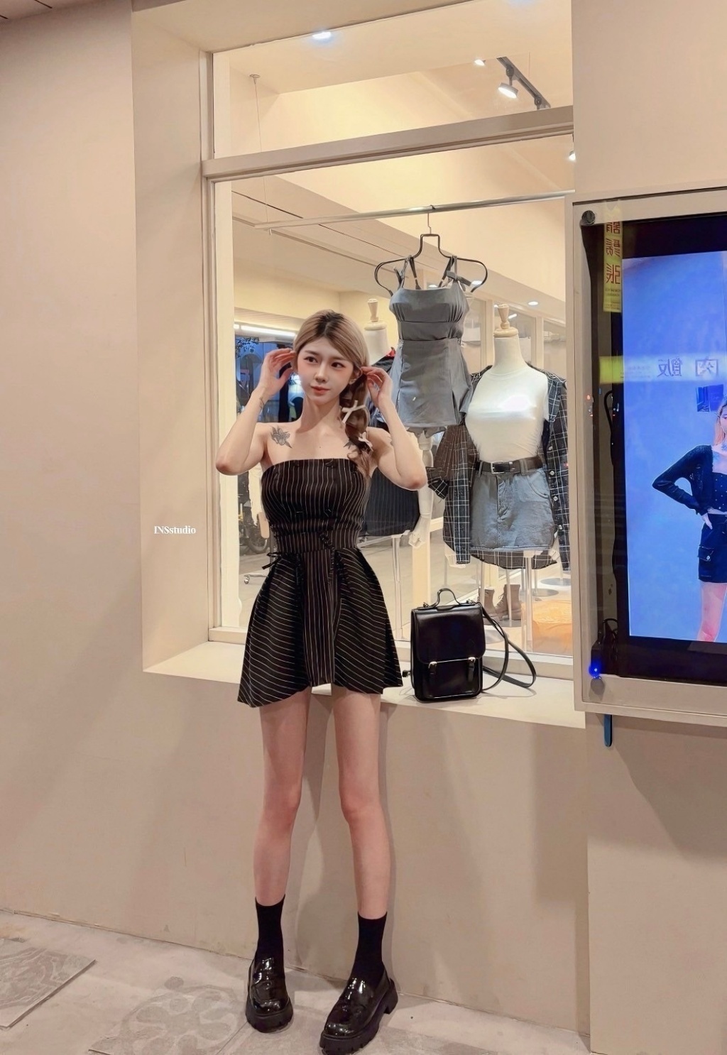 8804【Madein🇻🇳野欲氛圍感】法式平口排扣抹胸+蝴蝶結短裙西裝條紋套裝 (3)