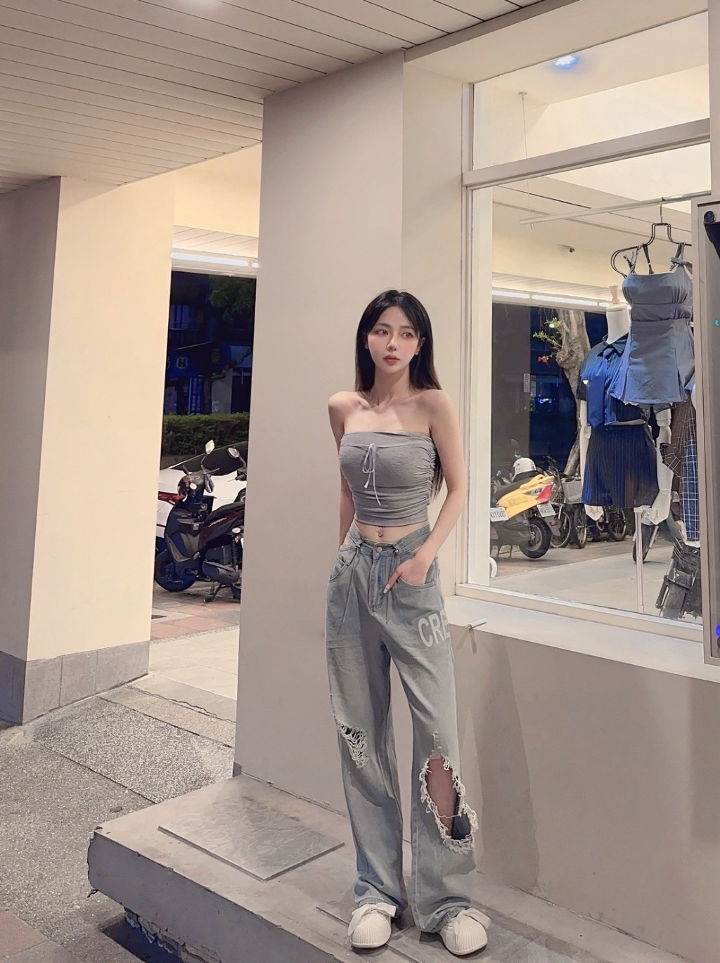 608【美式酷颯】爆款登入！腰镂空破洞高腰宽松阔腿牛仔褲 (5)