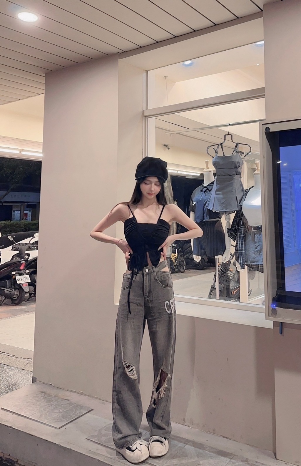 608【美式酷颯】爆款登入！腰镂空破洞高腰宽松阔腿牛仔褲 (3)