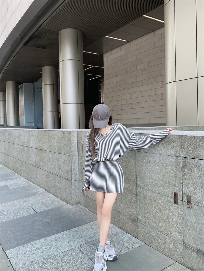 2380V领條紋開衩短裙套装 (9)