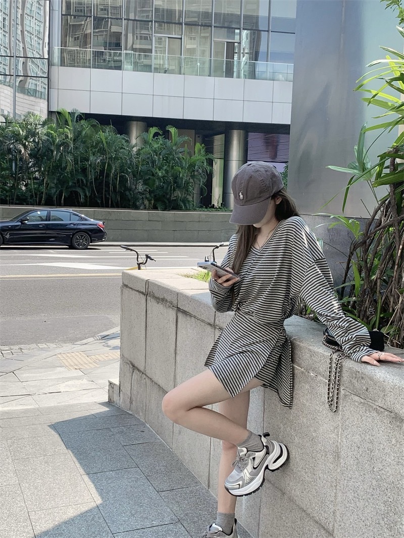 2380V领條紋開衩短裙套装 (2)