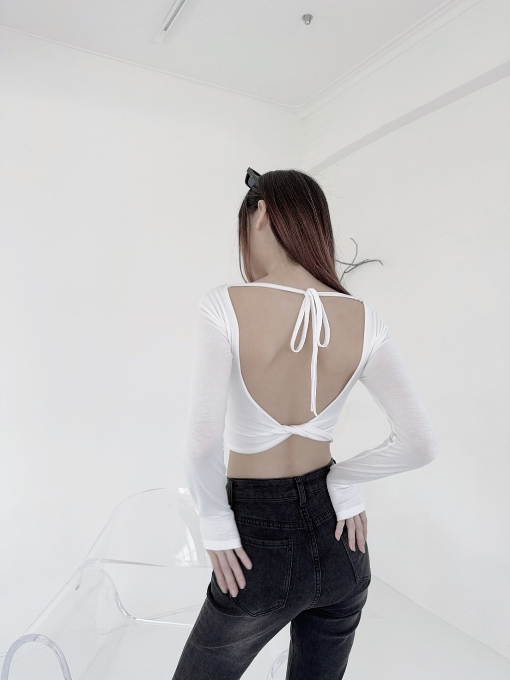 9573獨家後紐結美背綁帶短版上衣 (5)