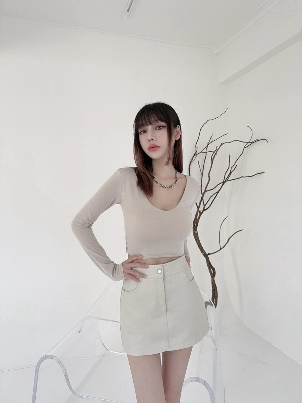 9573獨家後紐結美背綁帶短版上衣 (4)