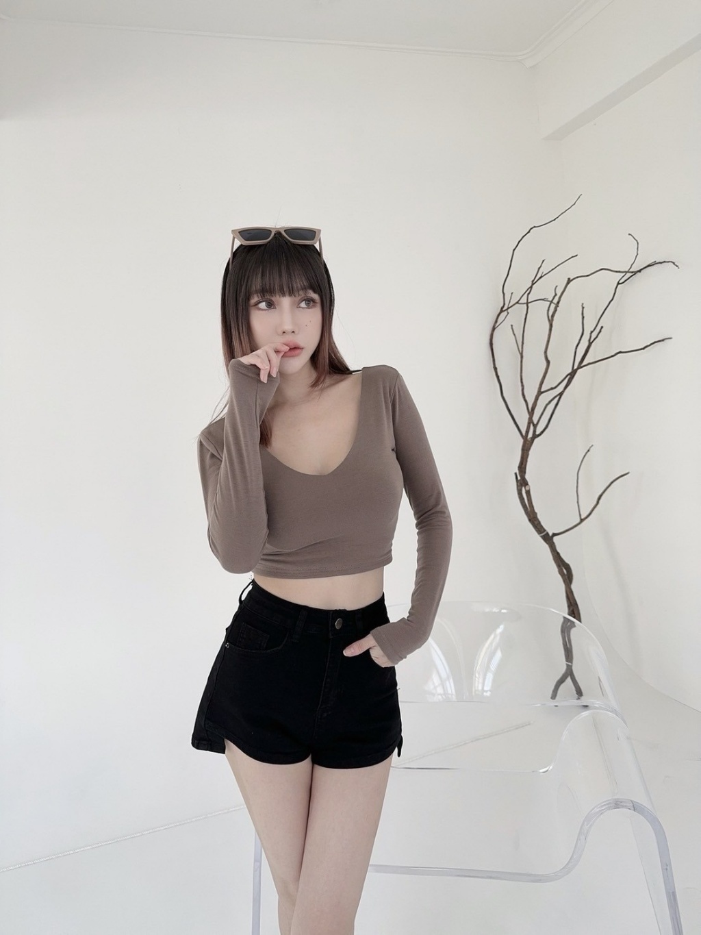 9573獨家後紐結美背綁帶短版上衣 (2)