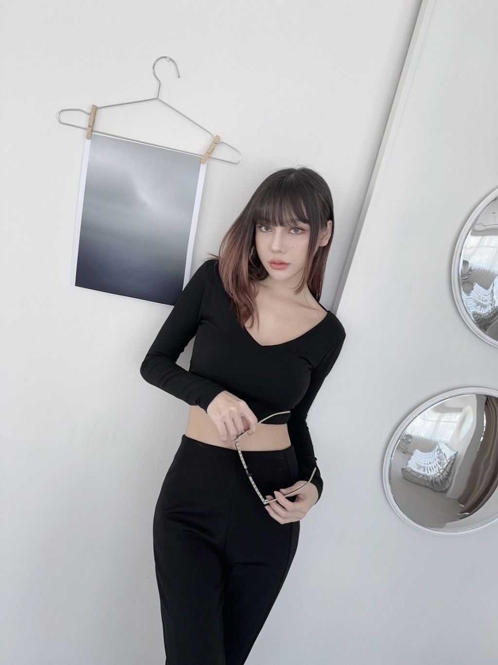 9573獨家後紐結美背綁帶短版上衣 (3)