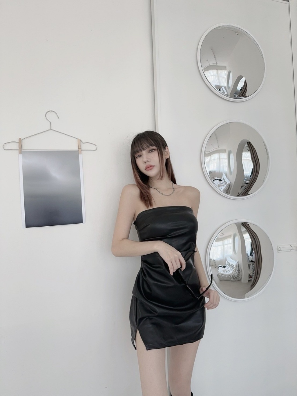 691性感側抓皺平口胸墊皮短洋 (2)