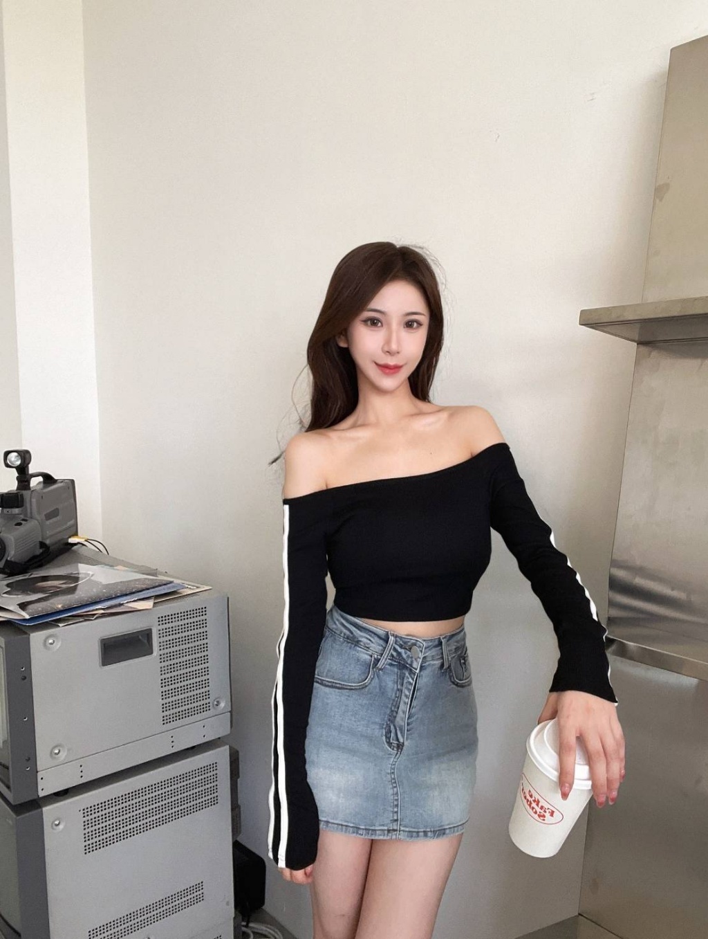 5366自訂款時髦邊條一字領上衣（含胸墊） (3)