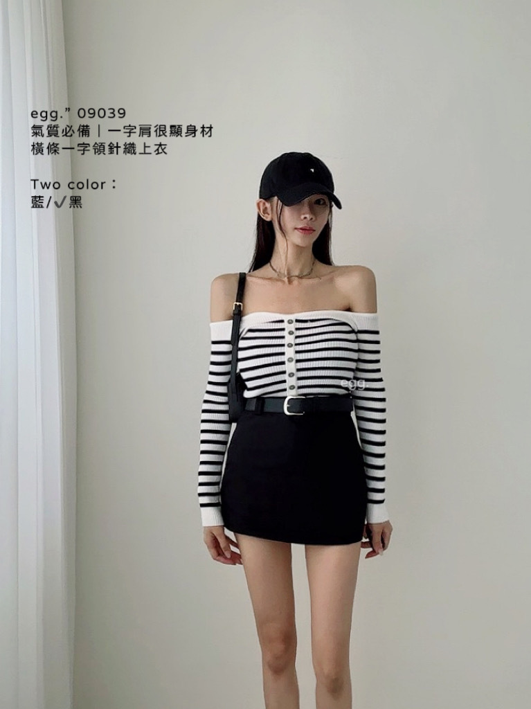 09039氣質必備｜一字肩很顯身材橫條一字領針織上衣 (3)