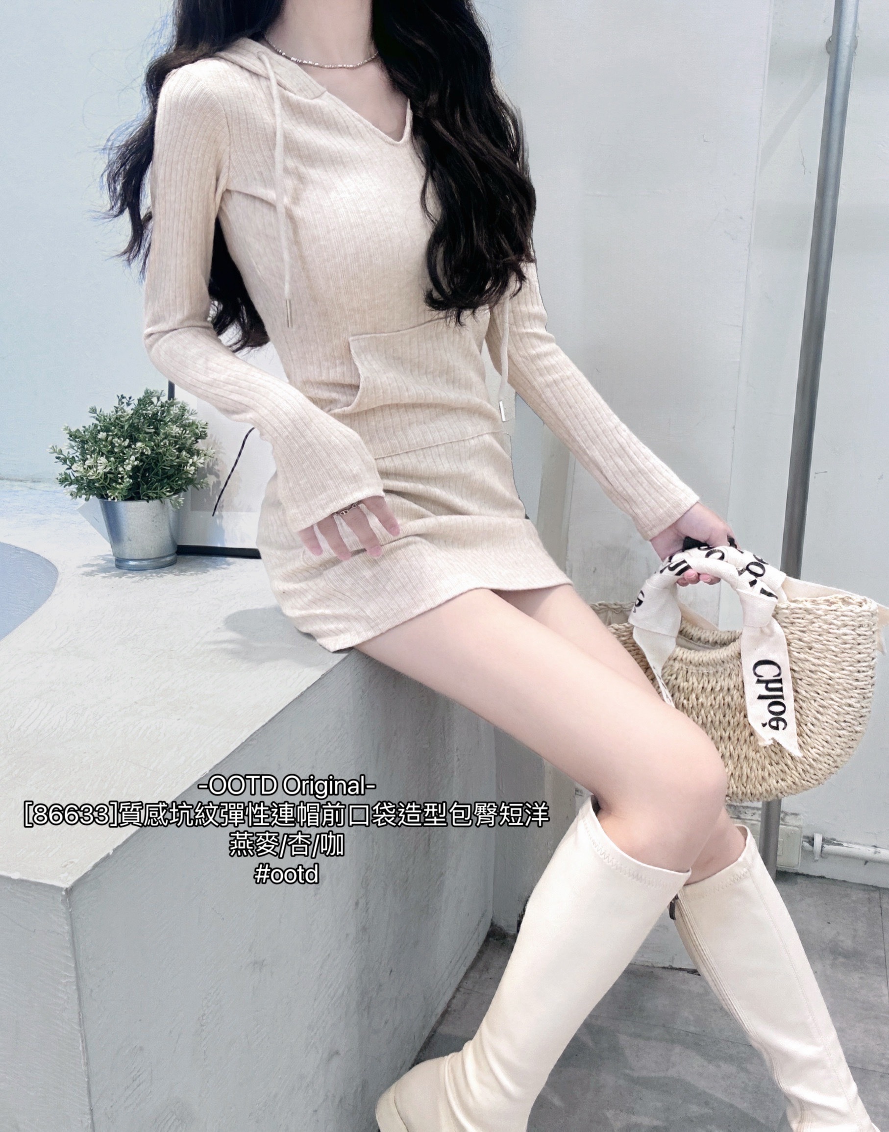 [86633]質感坑紋彈性連帽前口袋造型包臀短洋 (4)