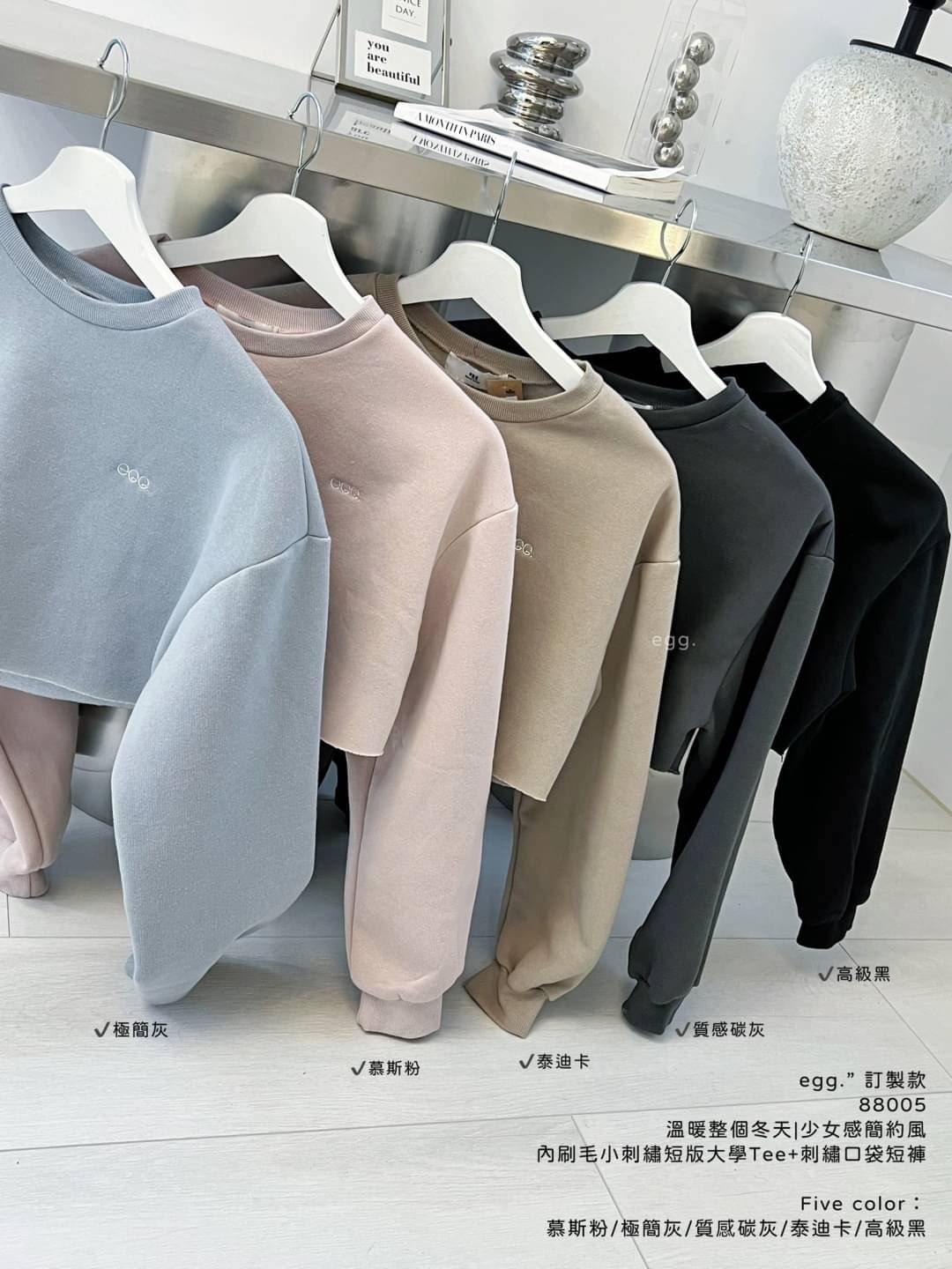 88005溫暖整個冬天少女感簡約風內刷毛小刺繡短版大學Tee+刺繡口袋短褲 (19)