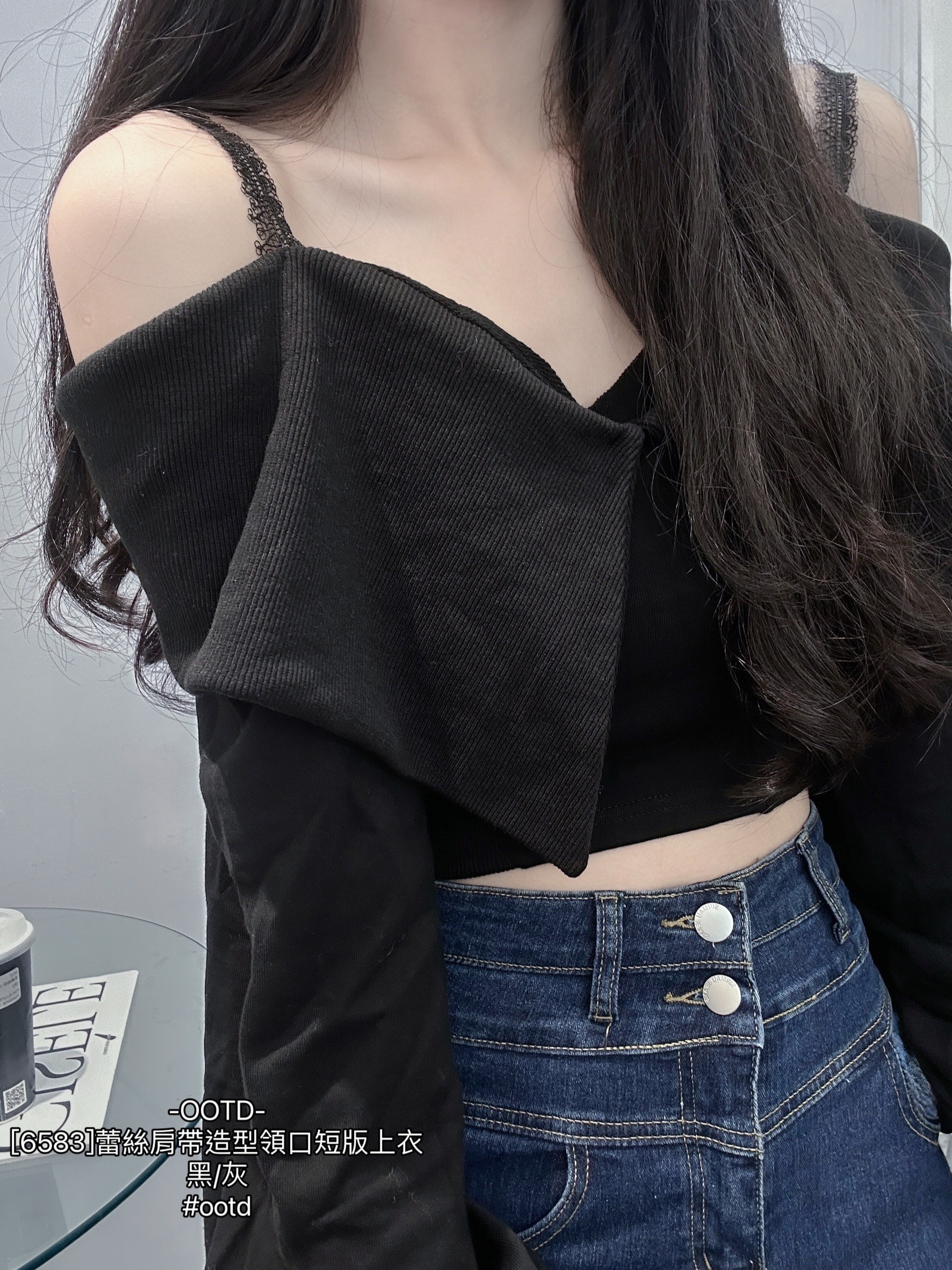 [6583]蕾絲肩帶造型領口短版上衣 (3)