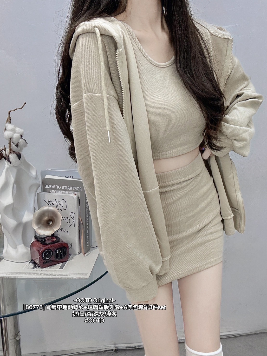 [86778] 寬肩帶運動背心+連帽短版外套+A字包臀裙3件set (6)