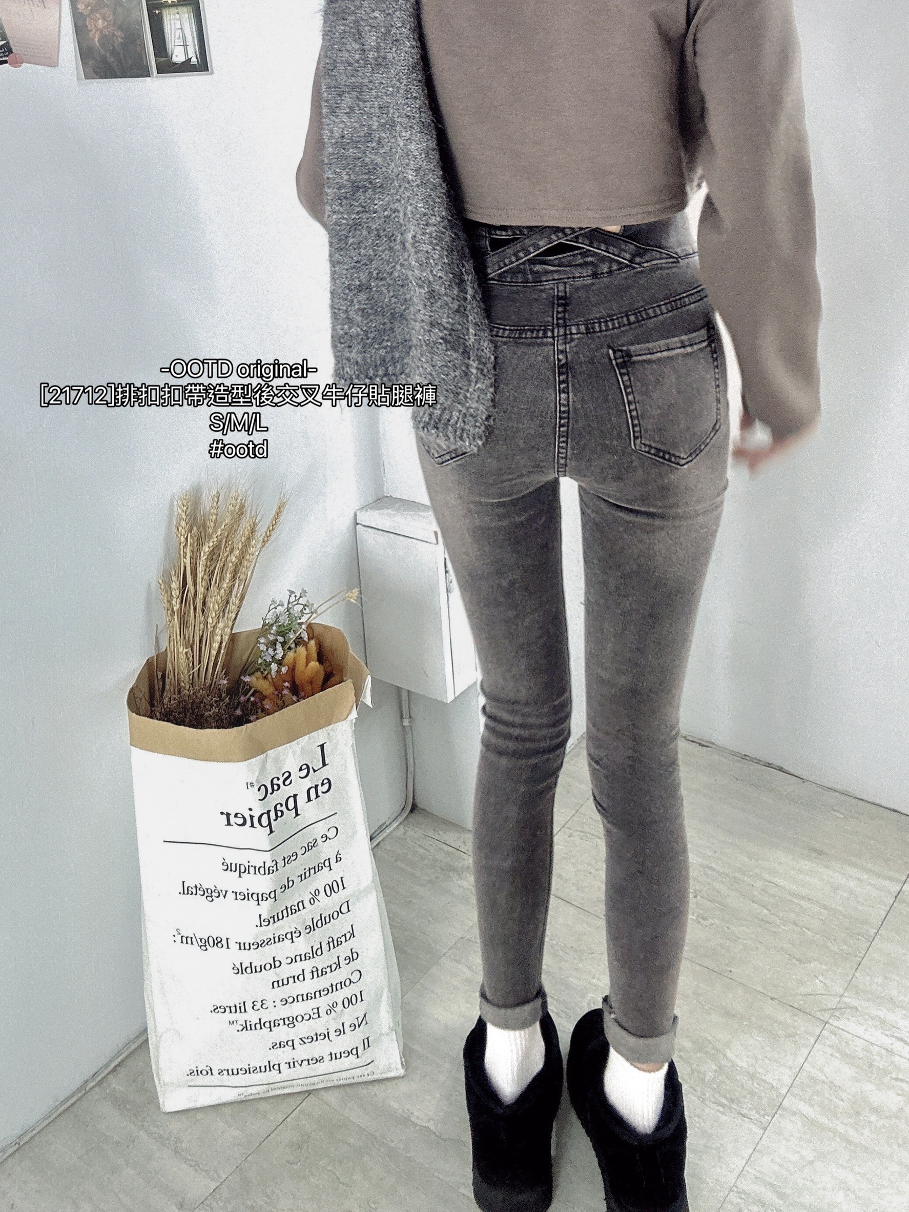 [21712]排扣扣帶造型後交叉牛仔貼腿褲 (4)