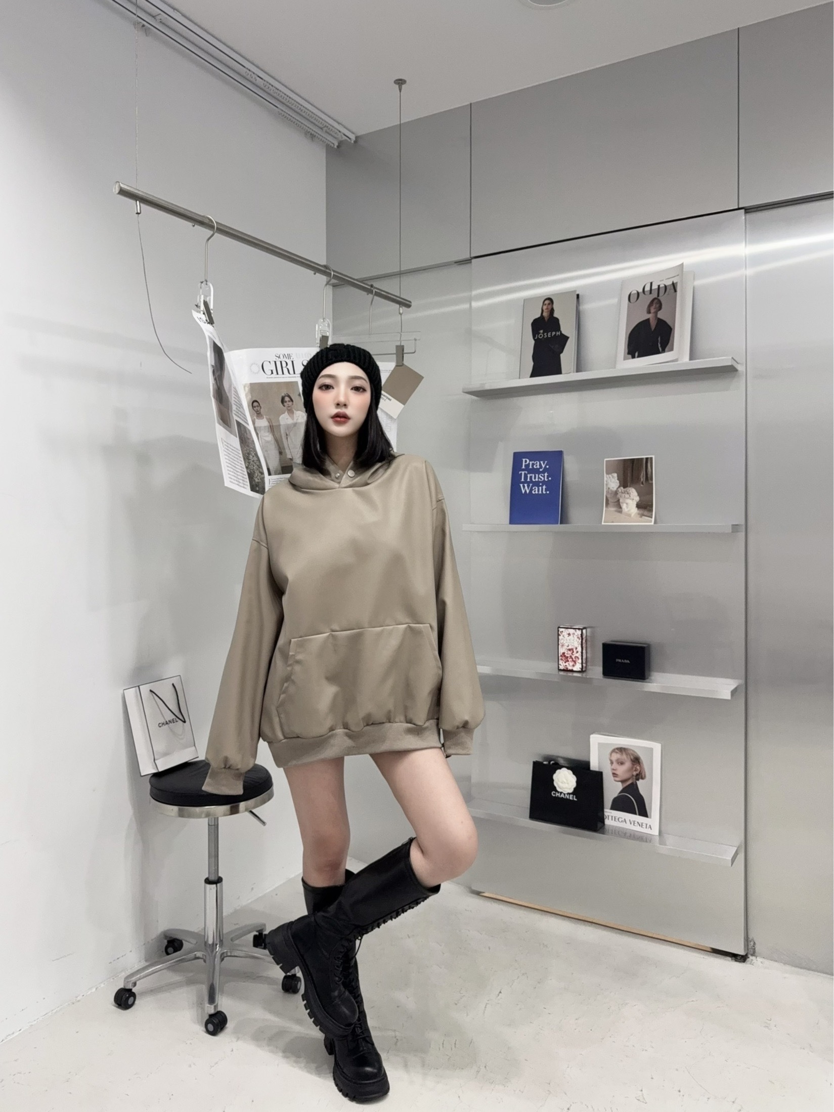 1211067『選品』韓版高質感霧面皮革帽T (2)