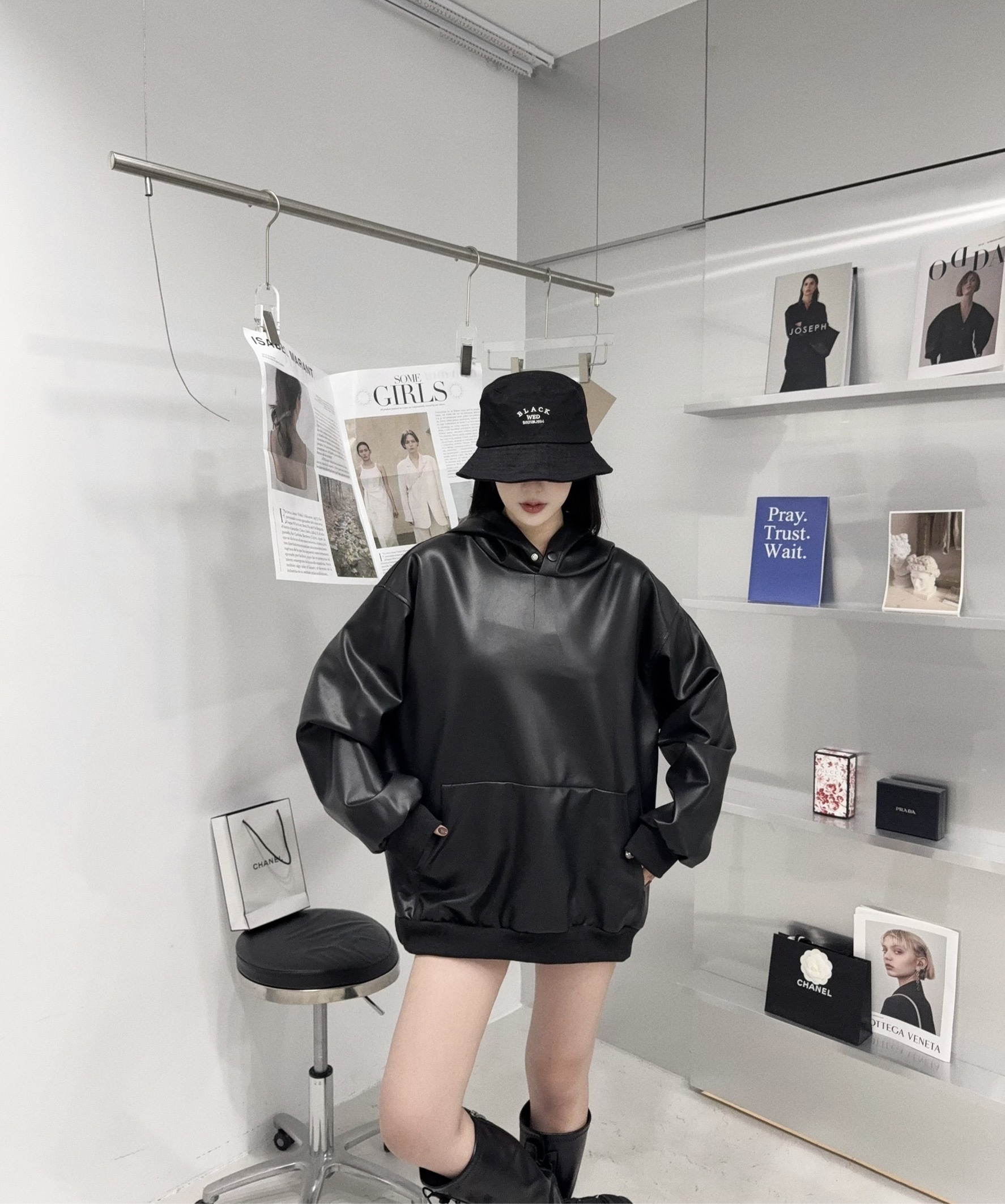 1211067『選品』韓版高質感霧面皮革帽T (4)