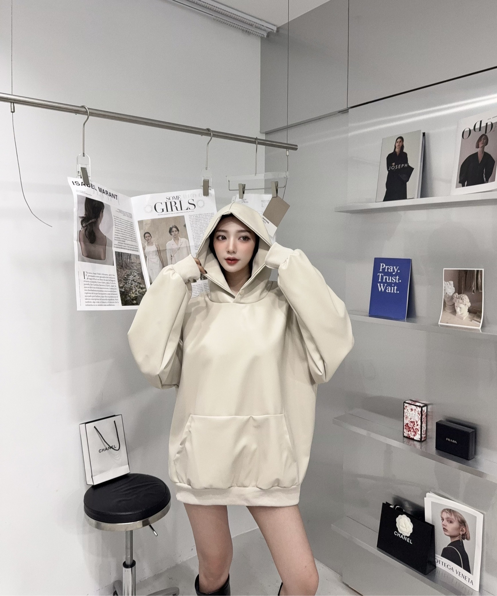 1211067『選品』韓版高質感霧面皮革帽T (3)