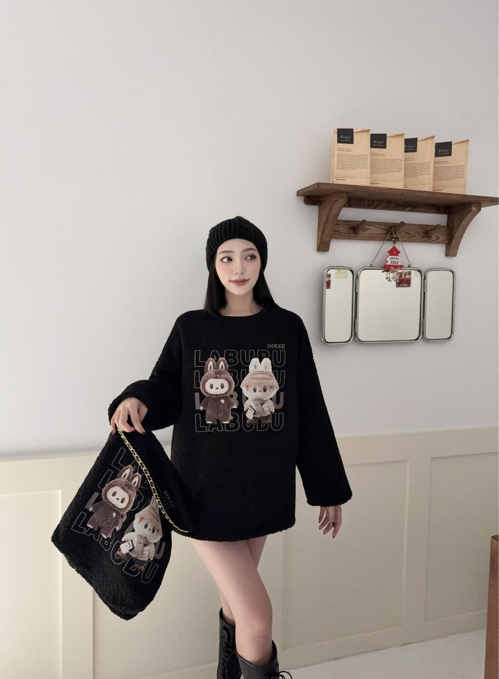 12115030『選品』可愛爆擊✨毛茸Labubu大學T+包包 (3)