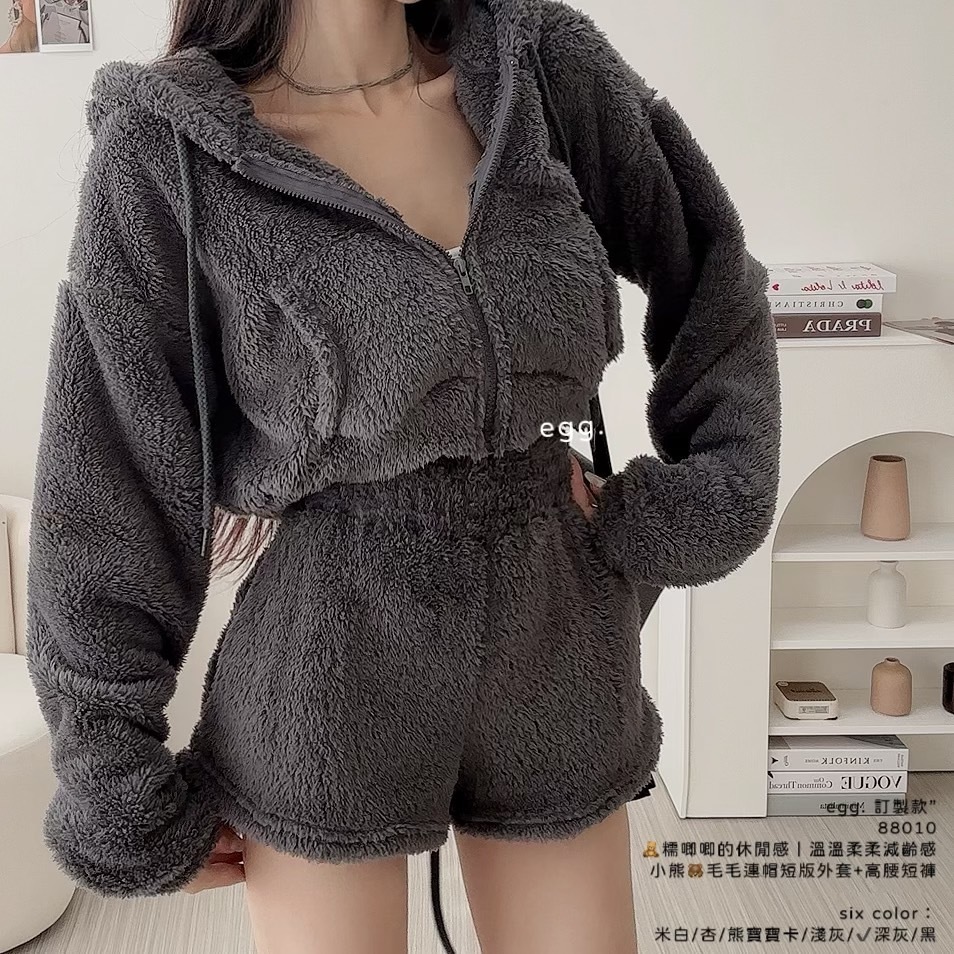 88010🧸糯唧唧的休閒感｜溫溫柔柔減齡感小熊🐻毛毛連帽短版外套+高腰短褲 (8)