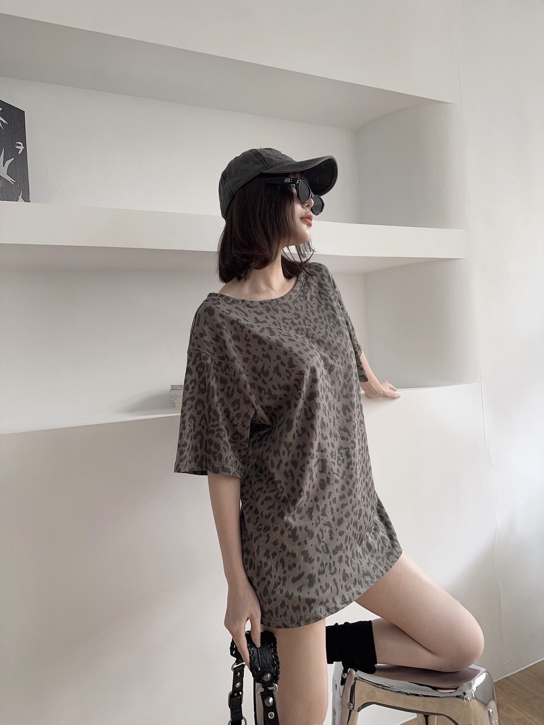 598-1 休閒豹紋後美背T (2)