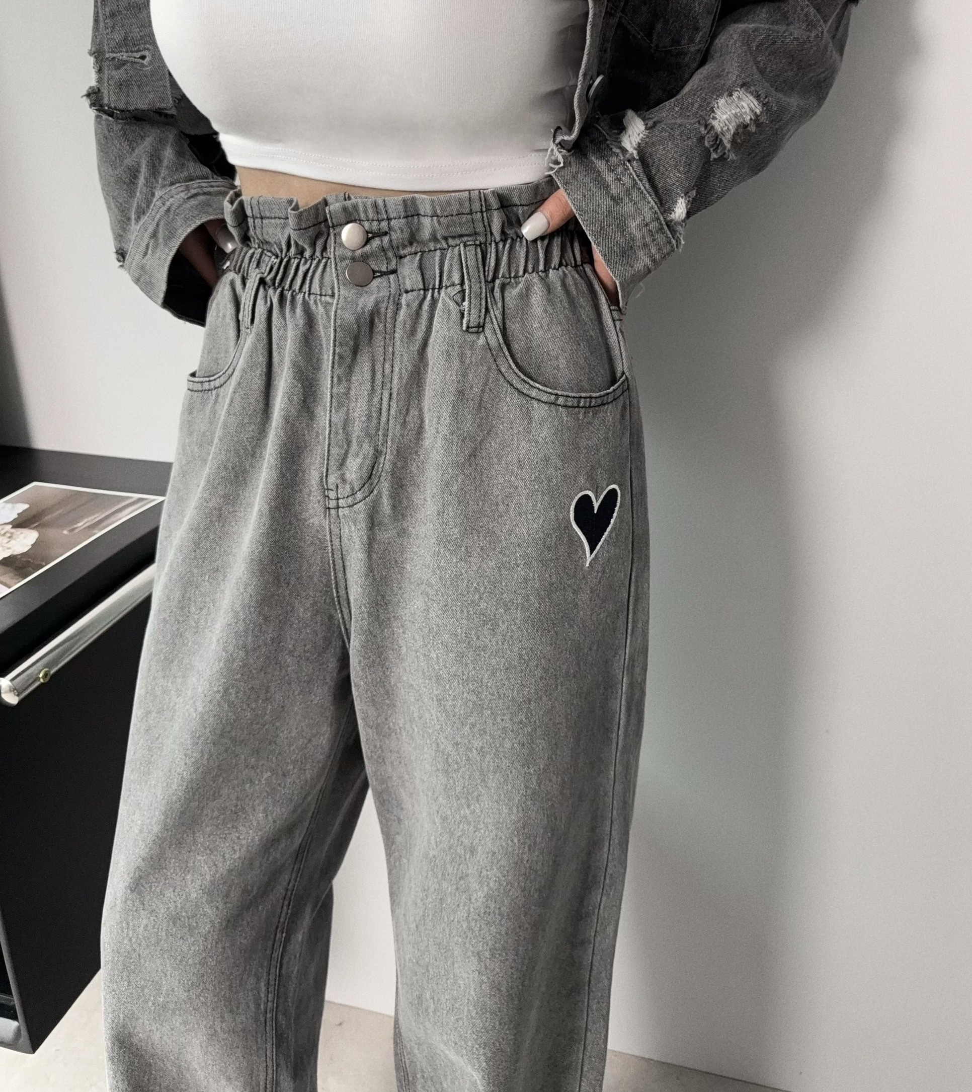 10632『選品』高腰花苞愛心刺繡水洗牛仔褲 (3)