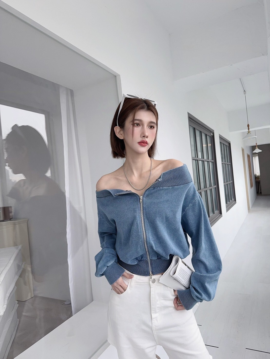 2443美式復古水洗一字領上衣 (2)