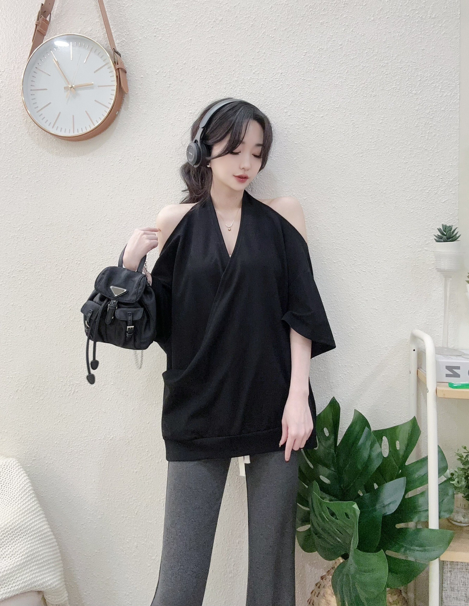 1032 P220 慵懶繞脖V領挖肩素色寬鬆大T