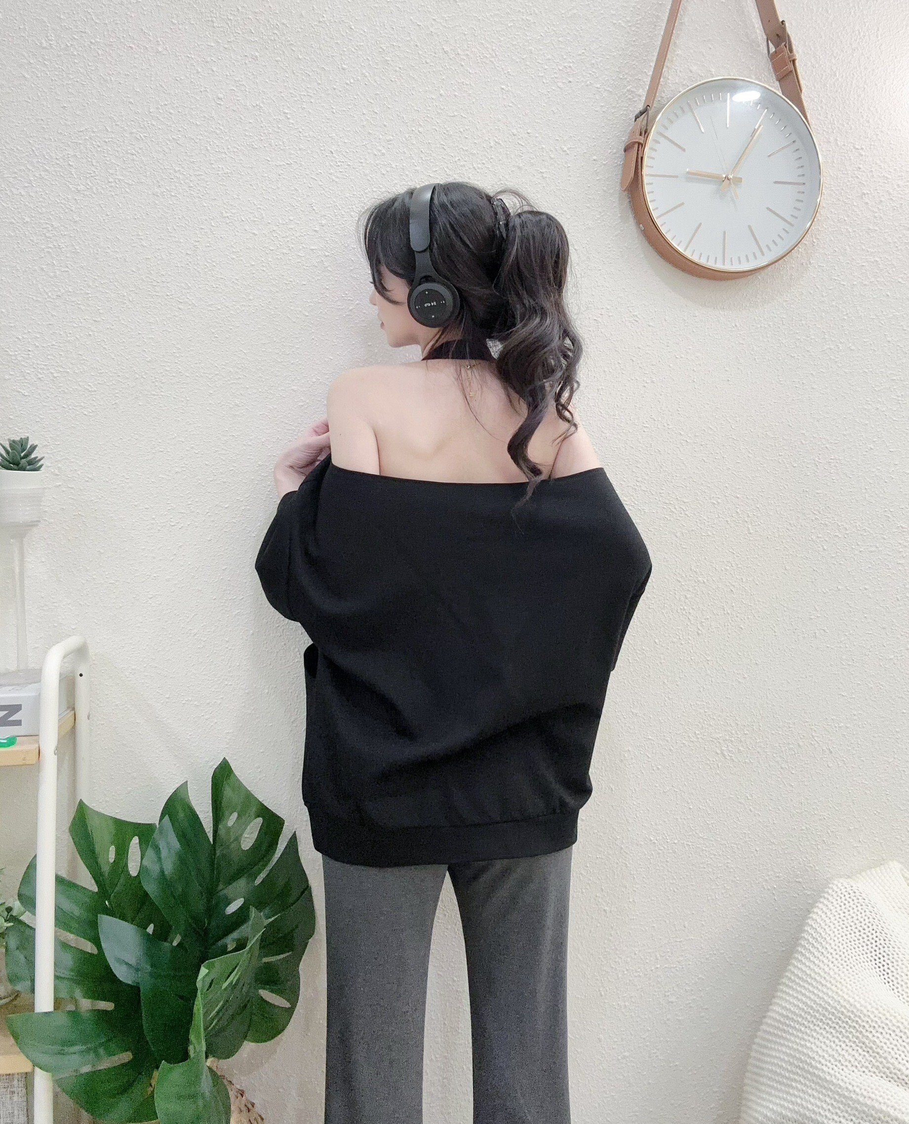 1032 P220 慵懶繞脖V領挖肩素色寬鬆大T (2)