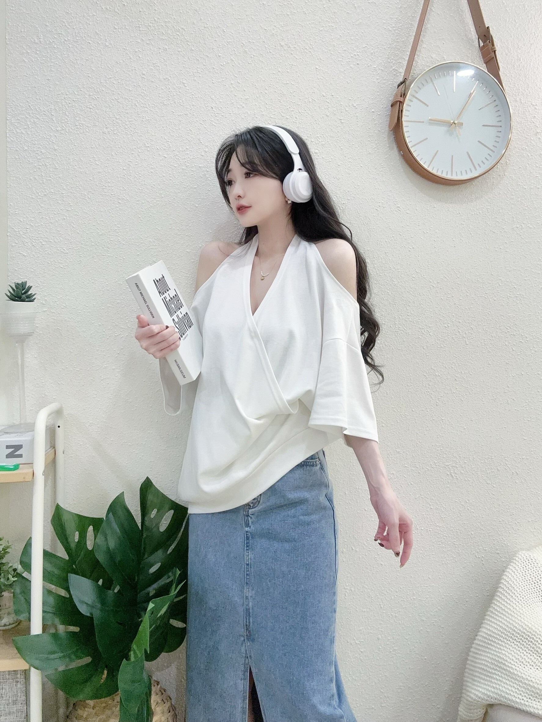 1032 P220 慵懶繞脖V領挖肩素色寬鬆大T (3)