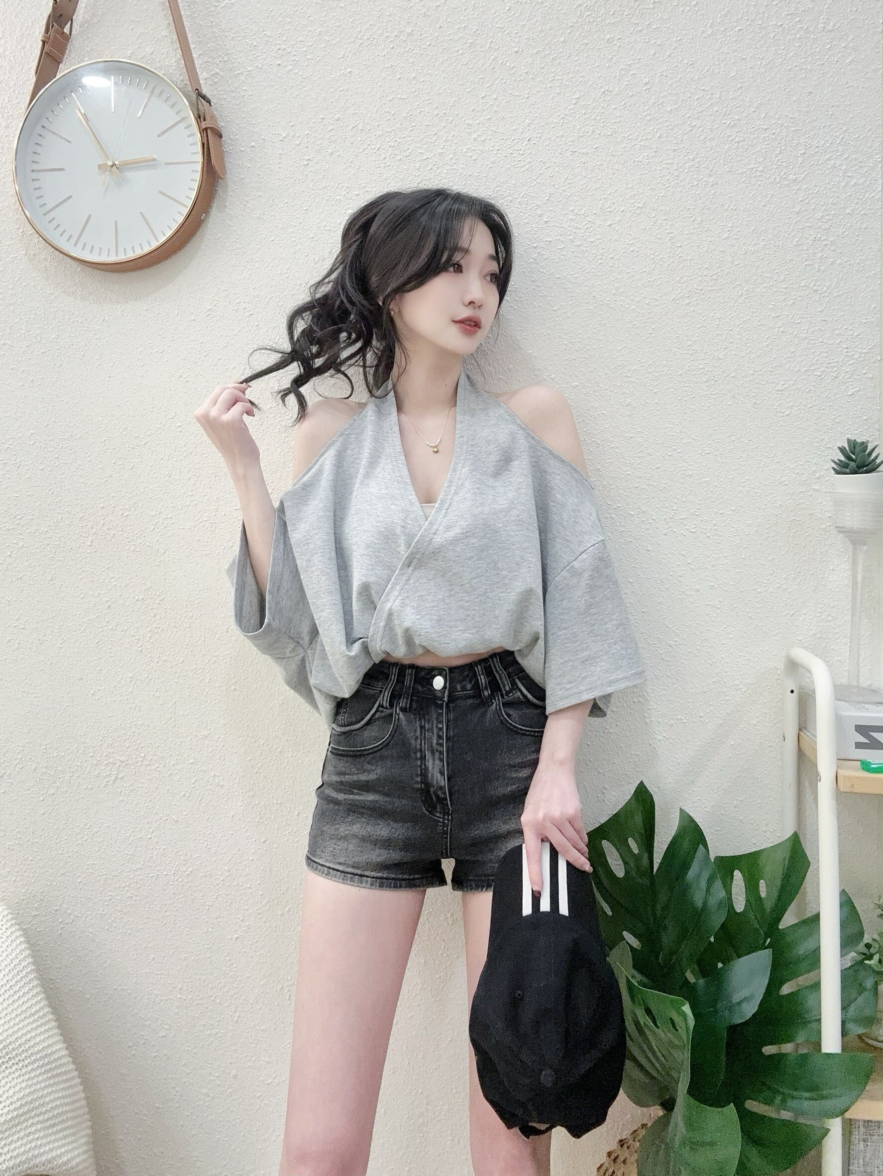 1032 P220 慵懶繞脖V領挖肩素色寬鬆大T (4)