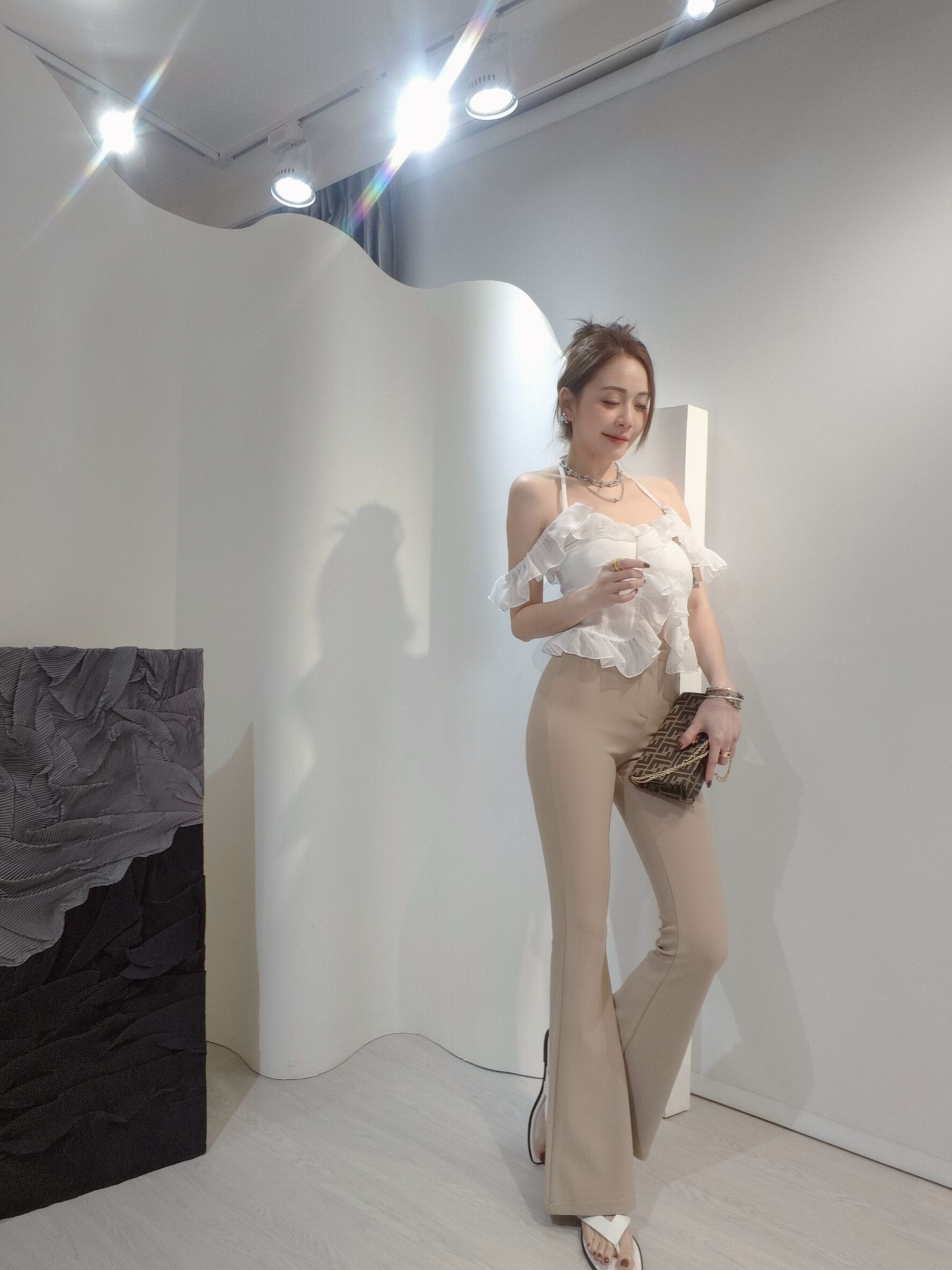 #9926蕾絲小花邊西料微喇褲 (4)