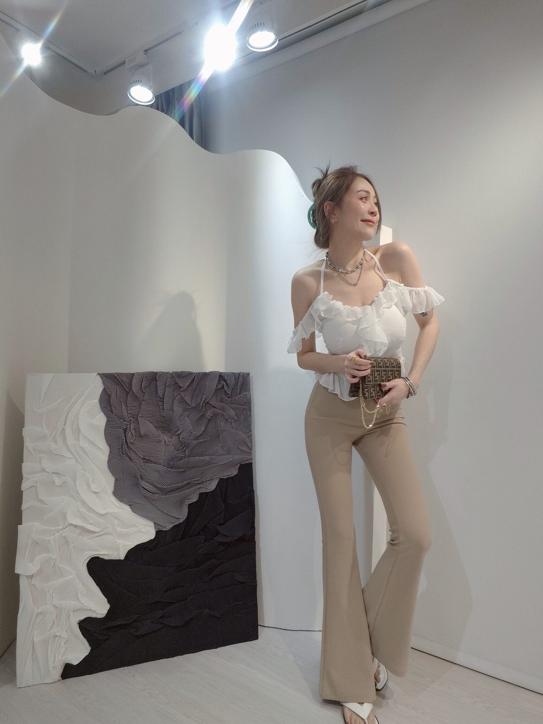 #9926蕾絲小花邊西料微喇褲 (3)