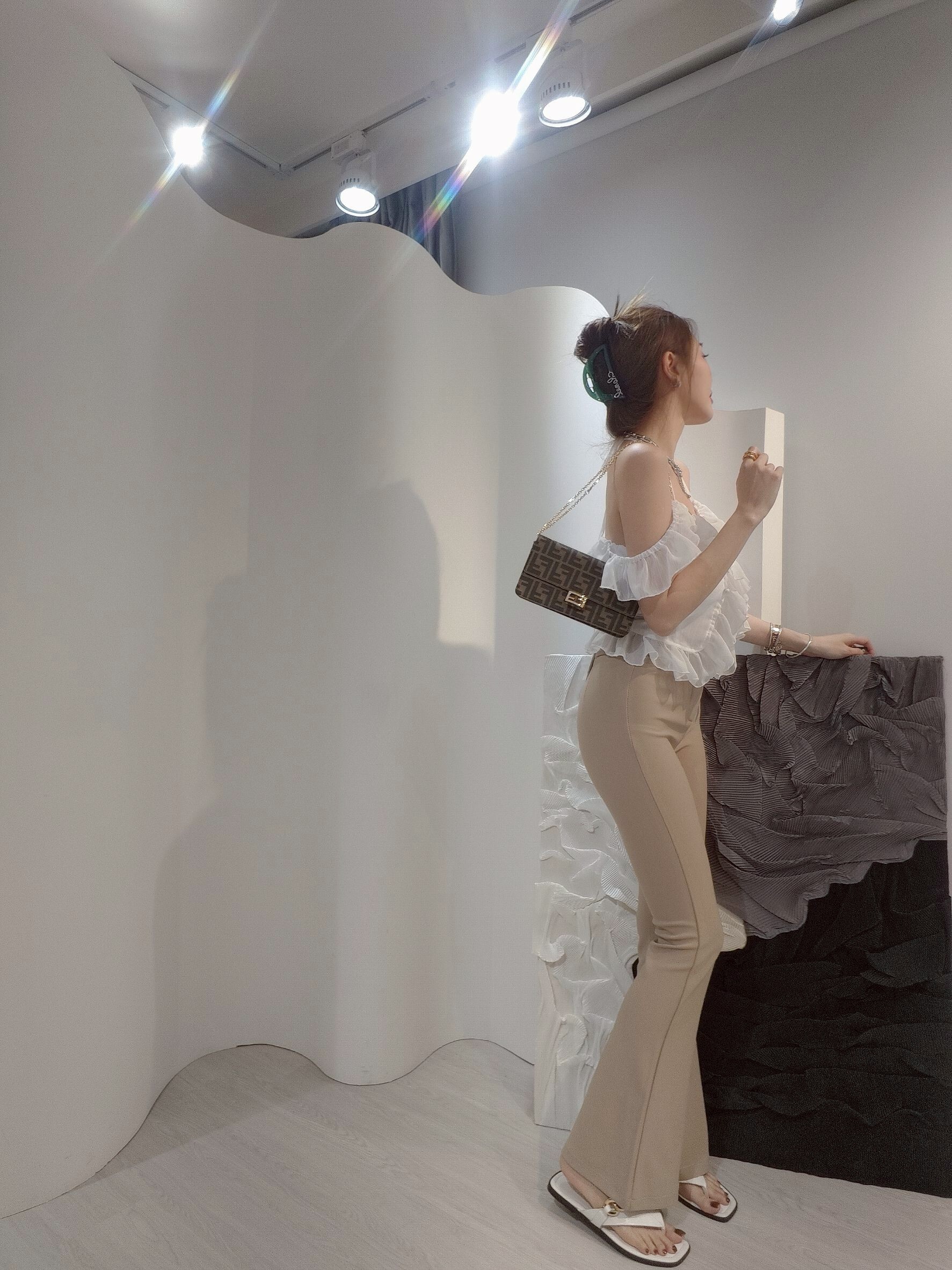 #9926蕾絲小花邊西料微喇褲 (2)