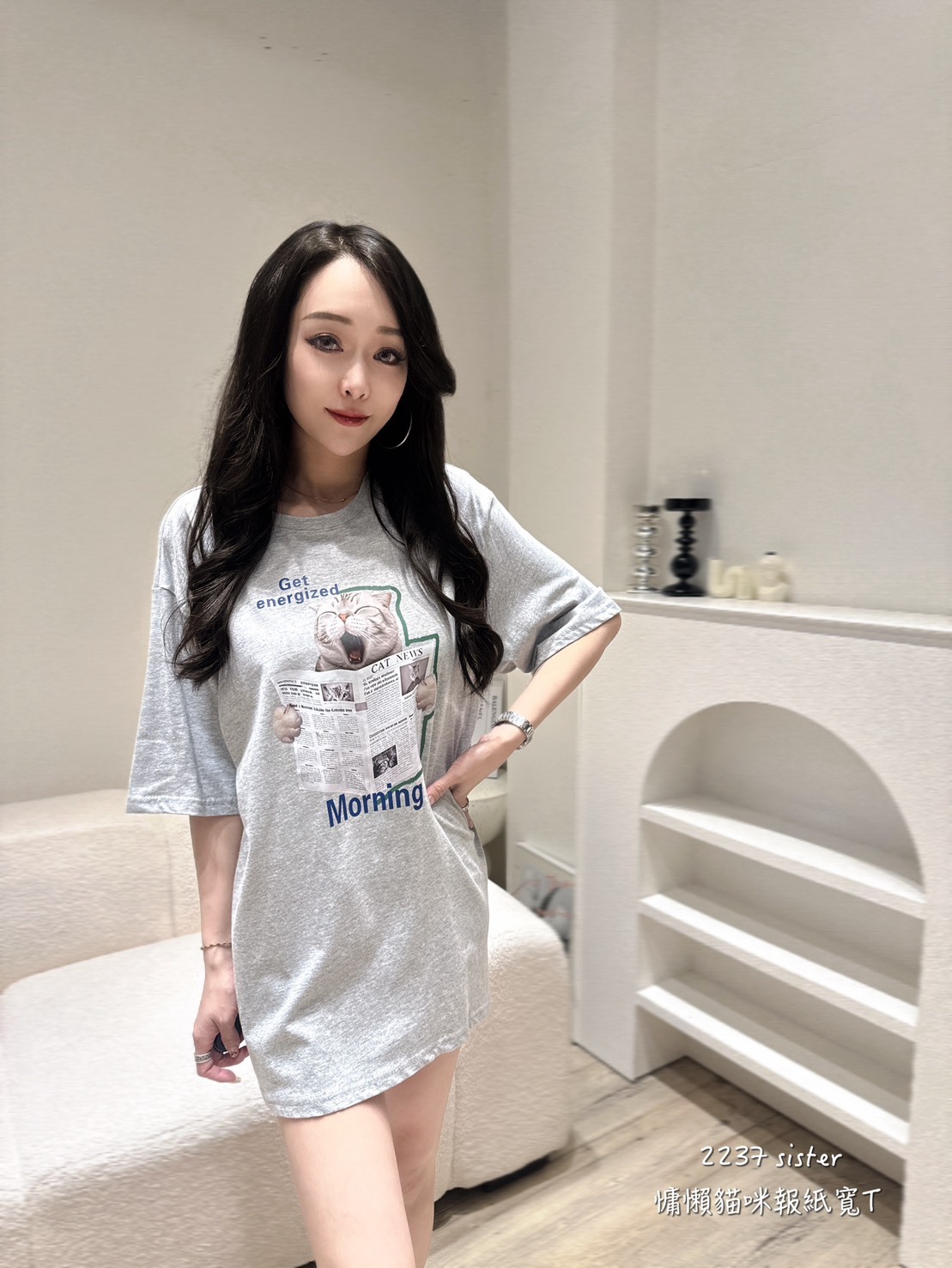 2237慵懶貓咪報紙寬T (4)
