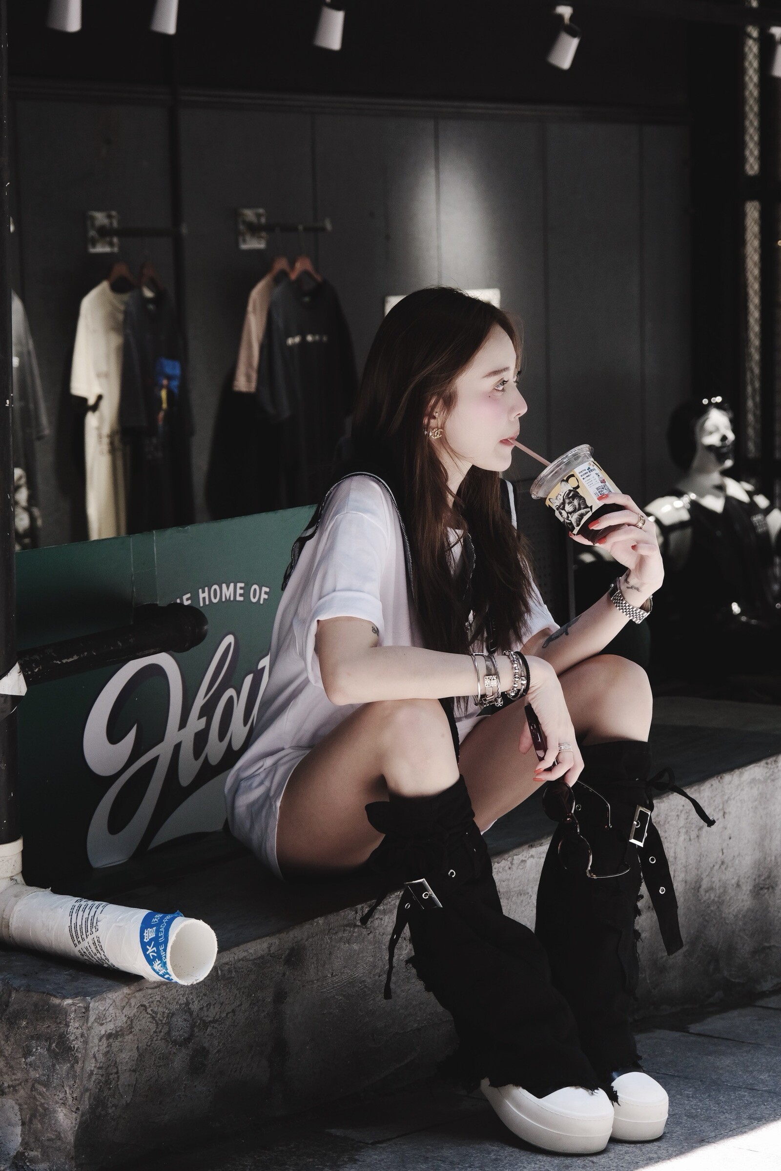 628 ｜20250515｜🔍上衣系列KT徽章大白T（附披肩）