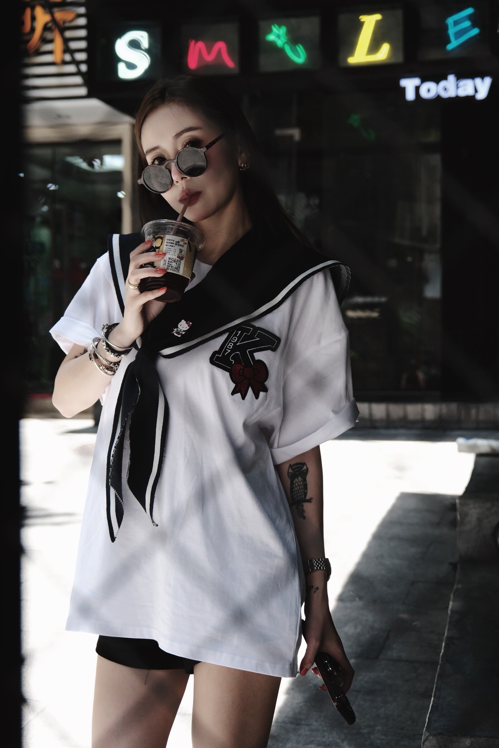 628 ｜20250515｜🔍上衣系列KT徽章大白T（附披肩） (5)