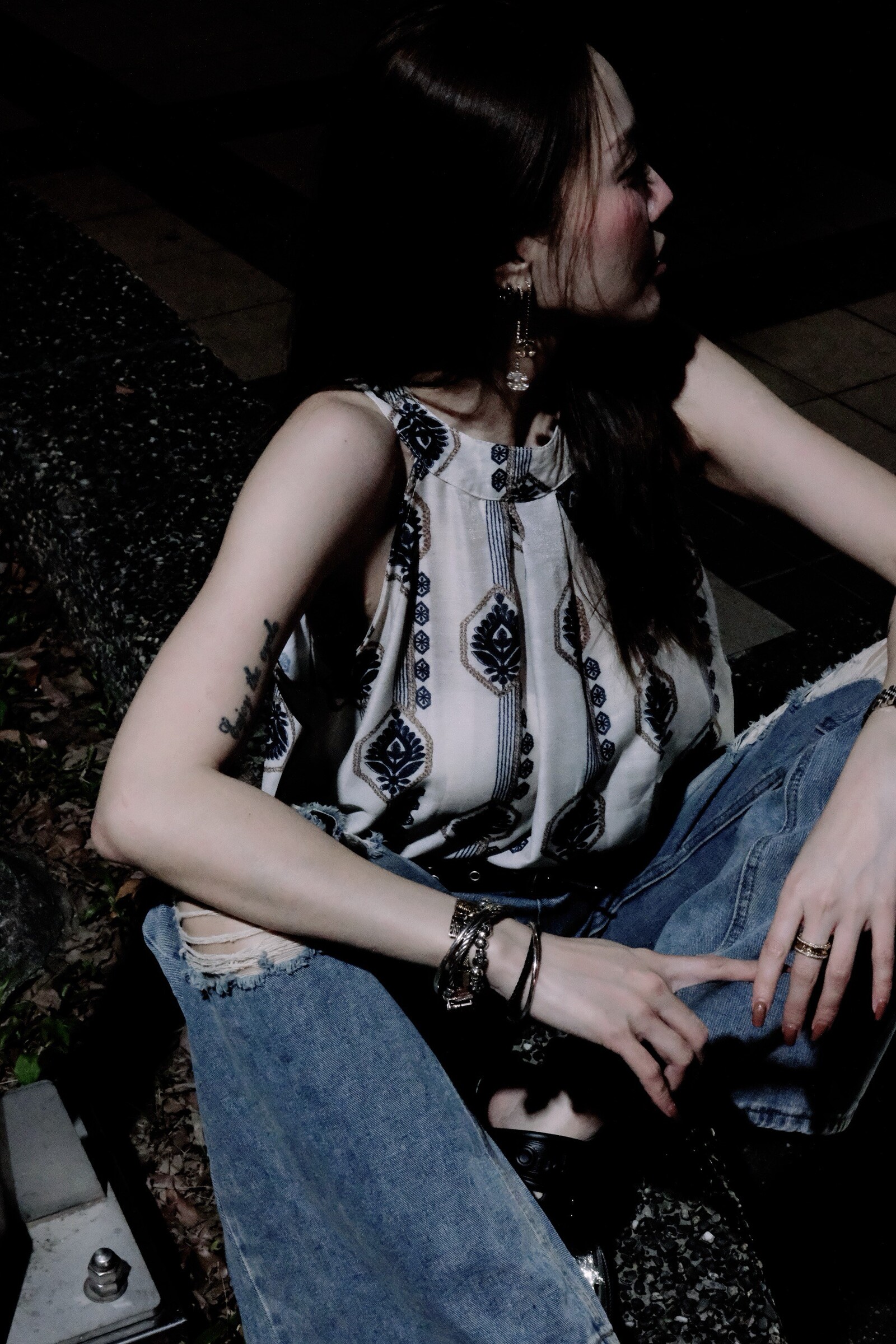 6028 ｜20250521｜🔍上衣系列圖騰削肩上衣 (4)