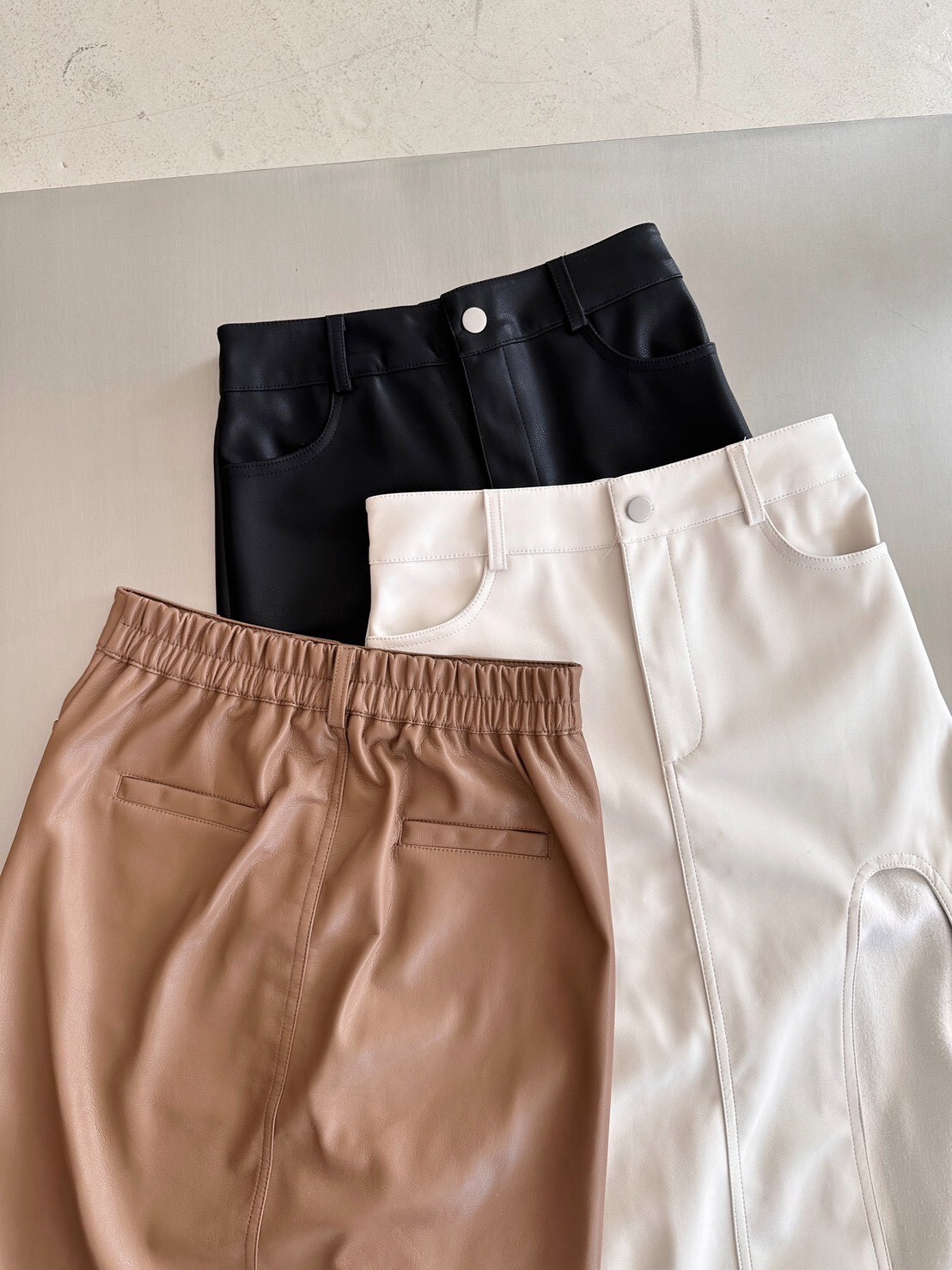 7536 訂製款-高開衩性感皮革長裙 (4)