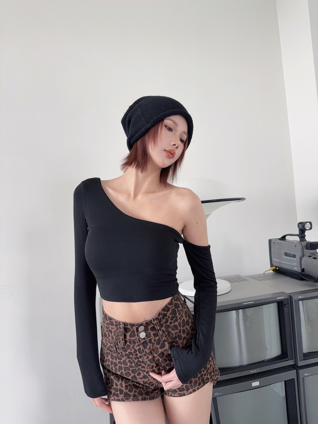 9598訂製款-性感斜挖肩斷袖短版發熱上衣 (2)