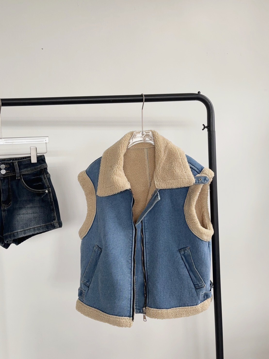 6079挺版厚磅羊羔毛拼接牛仔馬甲背心 (2)