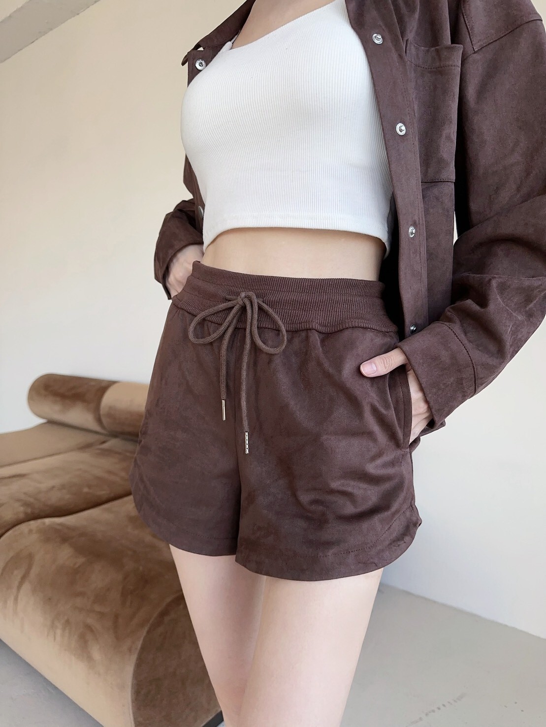 7565𝓛𝓪𝓭𝔂𝓰𝓸訂製款-高質感麂皮長版外+抽繩短褲Set (4)