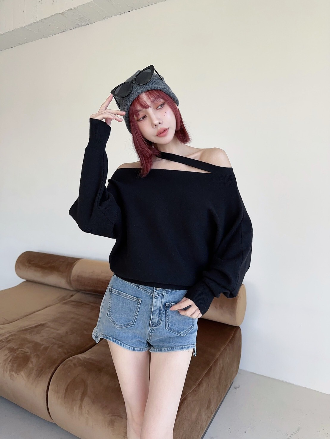 2206 𝓛𝓪𝓭𝔂𝓰𝓸純慾斜肩造型綁帶一字領針織上衣 (2)