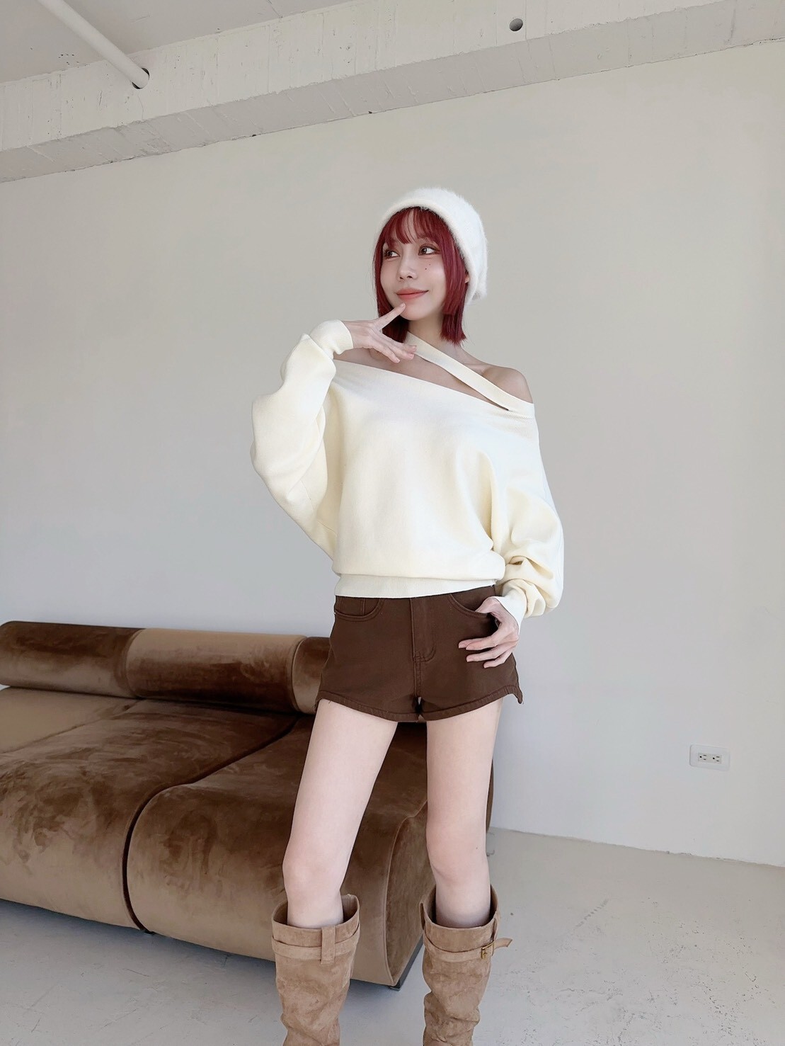 2206 𝓛𝓪𝓭𝔂𝓰𝓸純慾斜肩造型綁帶一字領針織上衣 (7)