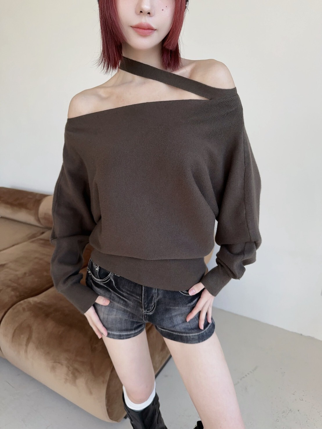 2206 𝓛𝓪𝓭𝔂𝓰𝓸純慾斜肩造型綁帶一字領針織上衣 (4)